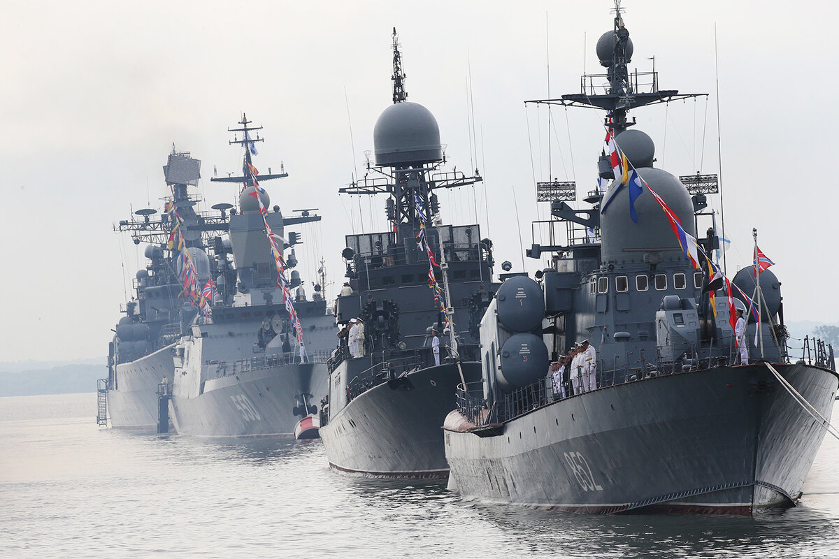 Атомный крейсер "Пётр Великий", флагман СФ ВМФ РФ. Фотография из альбома ТАРКР "