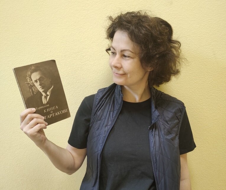 Елизавета Клиорина с книжкой о ее прапрадедушке Иоакиме Тартакове