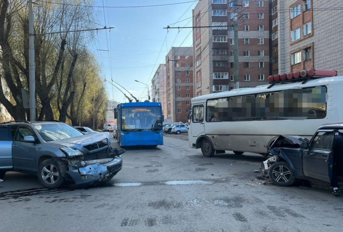    В Томске водитель ВАЗа попал в больницу после ДТП с женщиной на Lexus