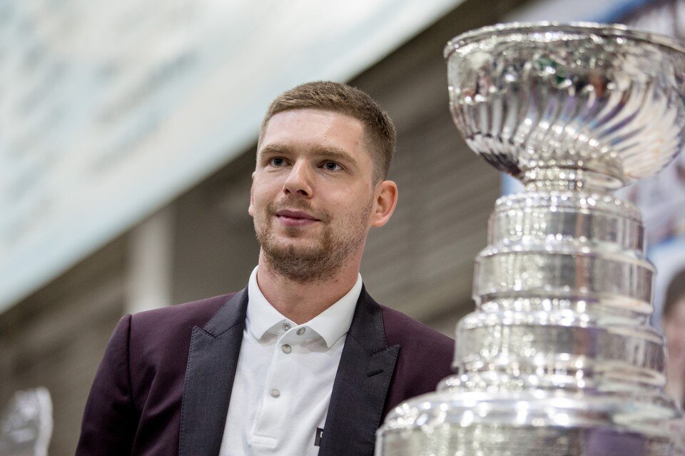    Евгений Кузнецов начал заниматься хоккеем с 6 лет Валерий ЗВОНАРЕВ