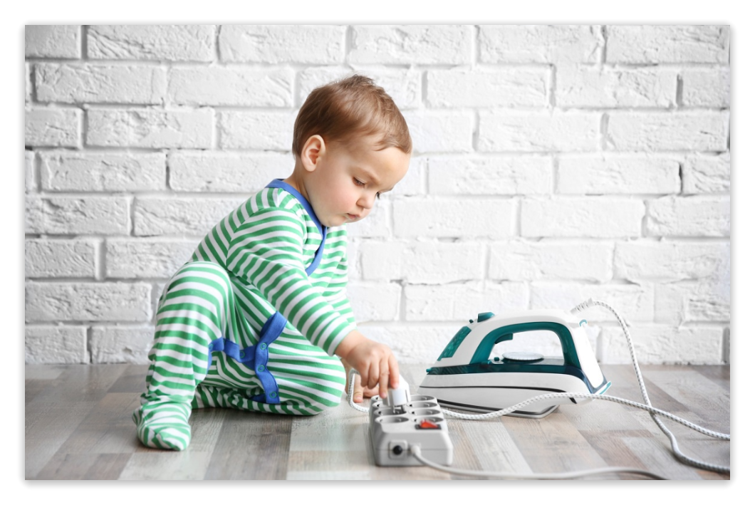 Электроприборы представляют опасность для вашего малыша.