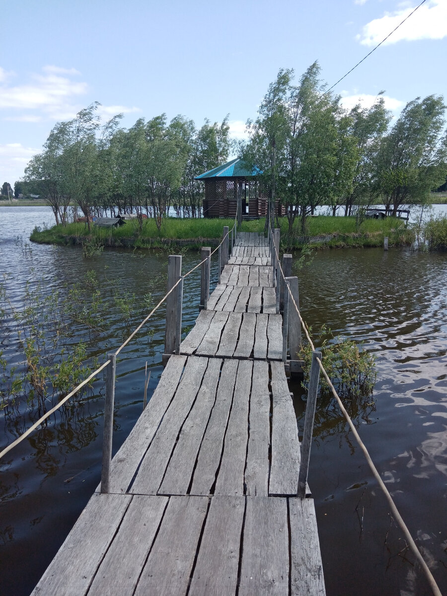 Мостик на островок с беседкой