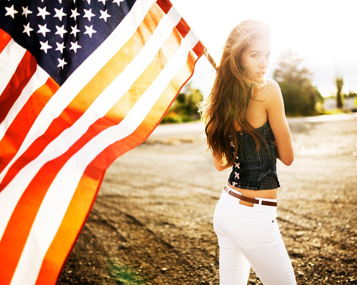 Американские девушки. Megan Nakata. Красивая девушка с черным флагом, картинка. Редактирование фото для флага.