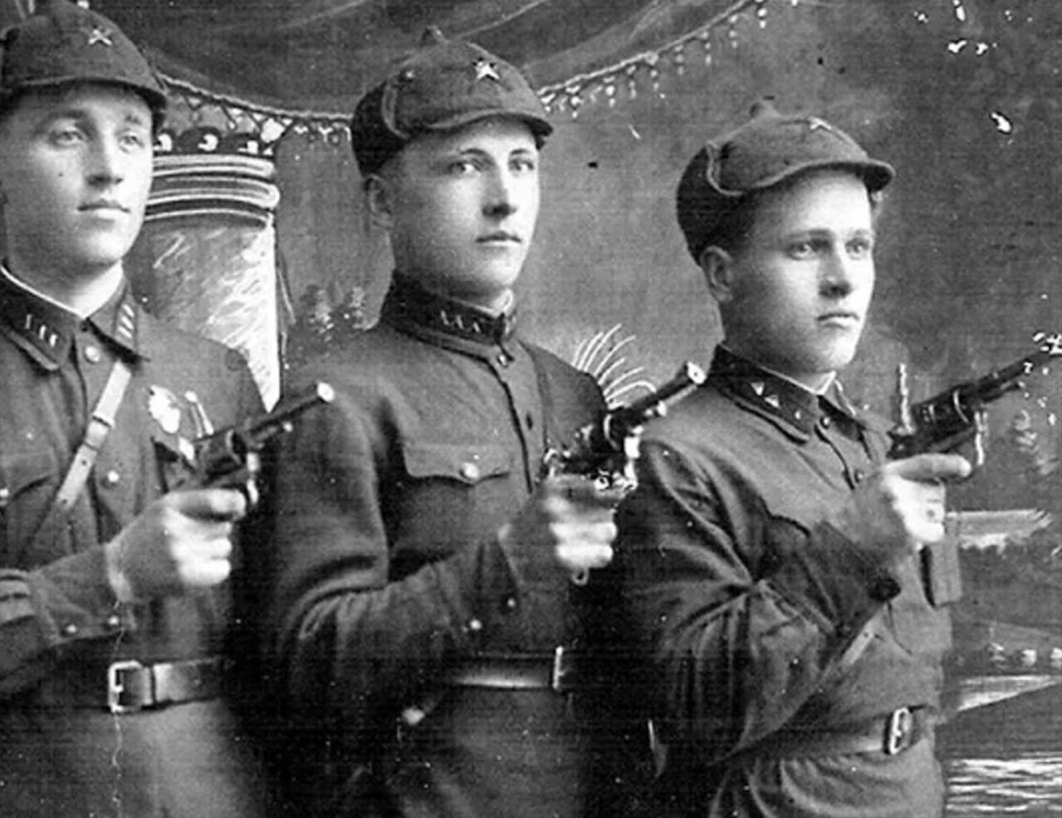 Револьверы Наган образца 1895 года, хоть и считались достаточно мощными, требовали достаточной сноровки при использовании. Фотография в свободном доступе.