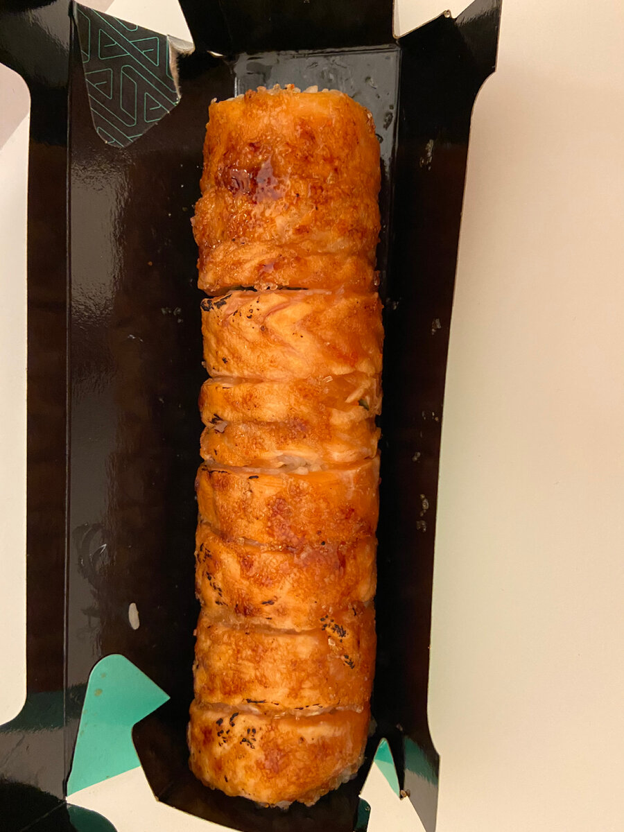  Сливочный сыр, рис для суши, авокадо, сахар тростниковый, лосось, хлопья морской соли, нори, огурец.
