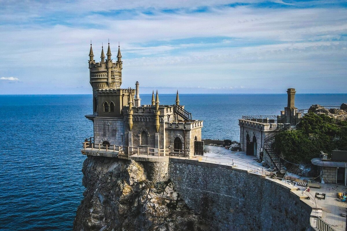 1. Крым – знаменитый полуостров с чистыми пляжами, приятным климатом и богатой историей. 