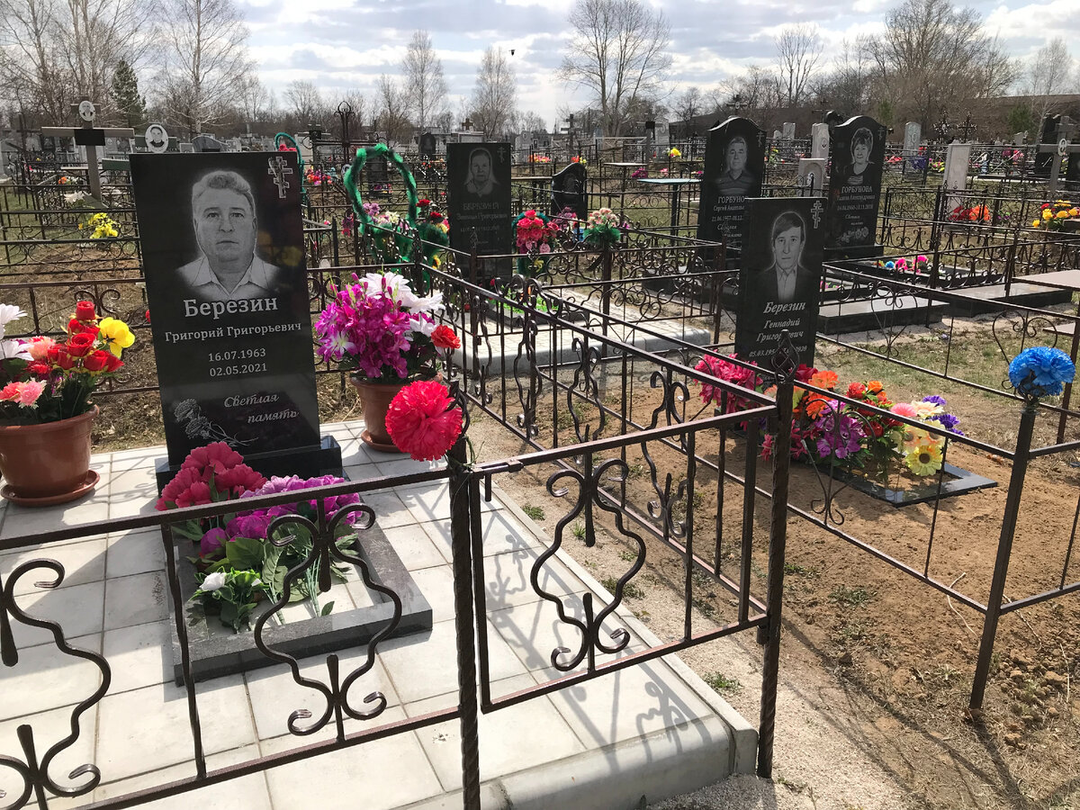 Апрель 2023 года на кладбище родного для автора сибирского села.