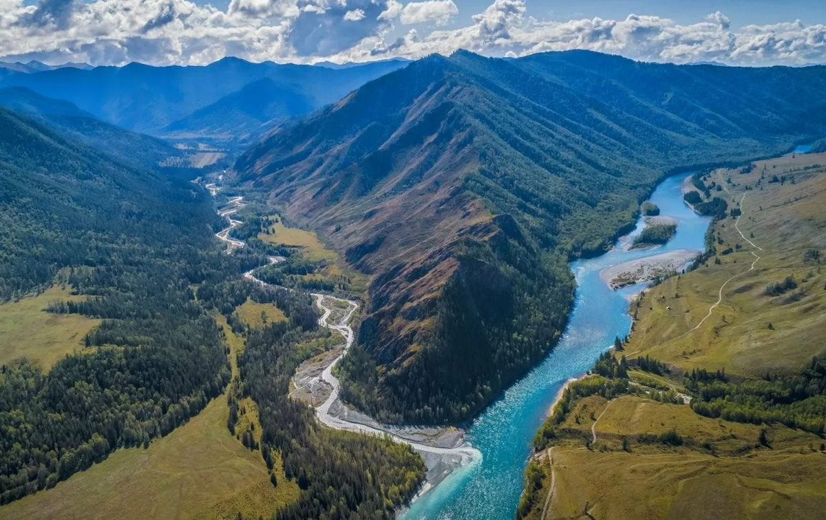 человек на вершине горы. в горах с впадающими в. человек в горах. река терек на кавказе. аксу гора.