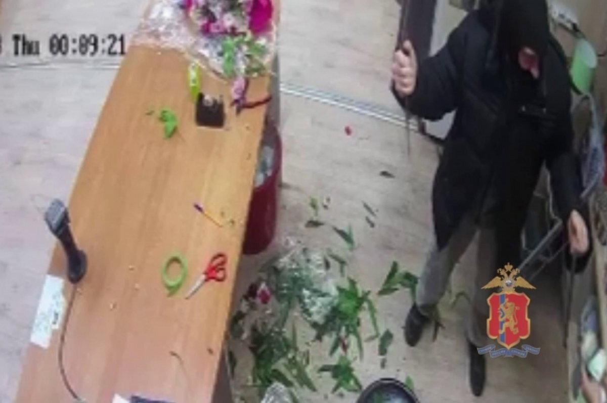    Налётчик нацепил на себя балаклаву.