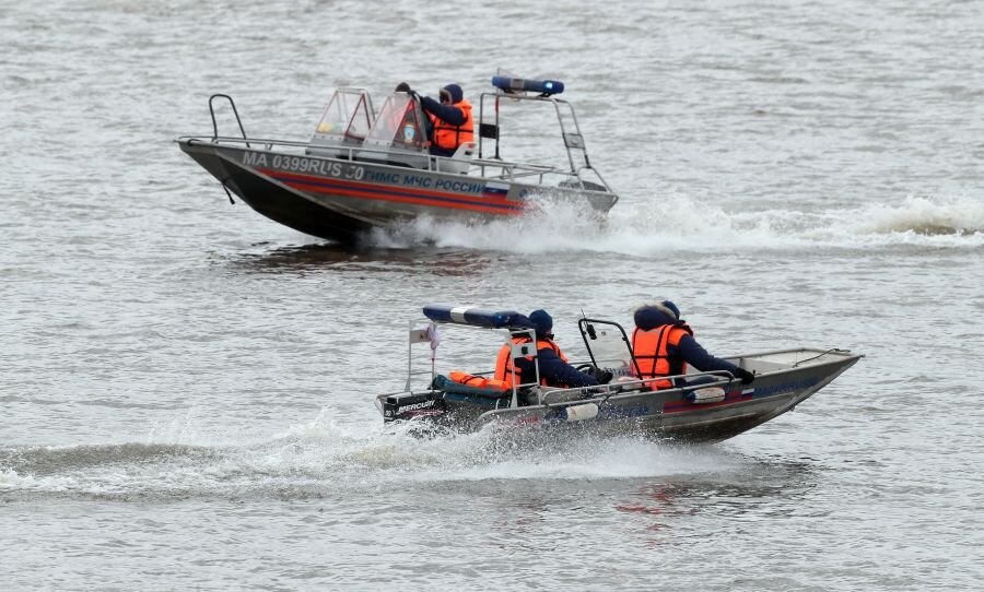    Работа сотрудников МЧС РФ на реке © Виталий Белоусов/РИА Новости
