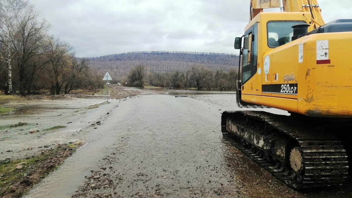     Республиканский «Хакасавтодор» игнорирует вопросы о срыве строительства дороги за полмиллиарда рублей. Чиновники заключили контракт с подрядчиком, которого ФСБ задержала по подозрениям в мошенничестве.