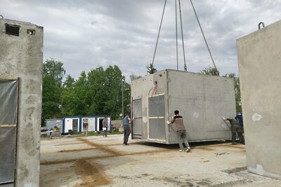    Сборка модульных конструкций ФАПа в Волоколамском округе © Пресс-служба Министерства строительного комплекса Московской области