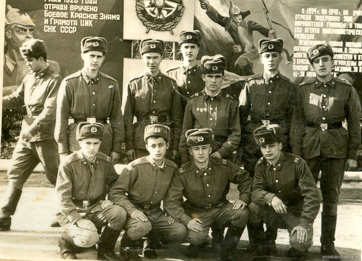 Хорошее фото... Живое! Умиляют плакаты на заднем фото...