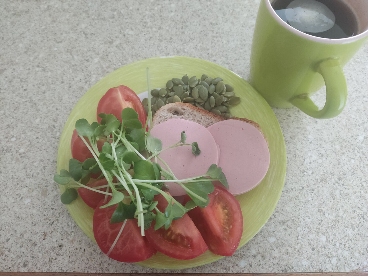 Когда настраивался получить радость от природы и общения с любимым человеком, но что-то пошло не так, остаётся одна надежда получить гормон радости — еда. 