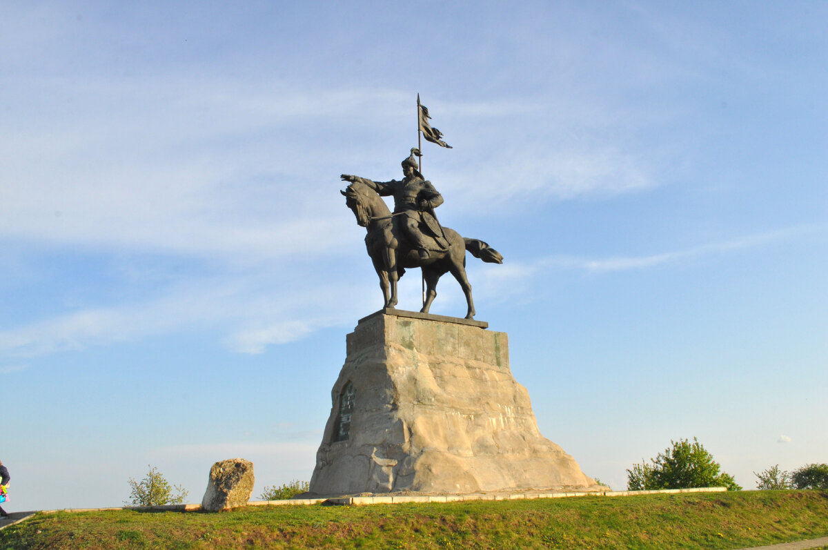 Города с многовековой историей. Памятник в средней Тойме. Памятник в средней Тойме картинка. Город Елабуга гасарово ноч.