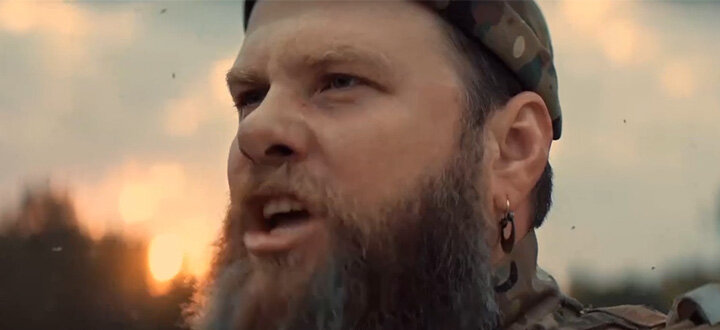 БОРОДАТЫЙ КОМАНДИР, ВОКРУГ КОТОРОГО РОЯТСЯ МУХИ. ФОТО: СКРИНШОТ ТГ-КАНАЛА "ПУТИН В TELEGRAM" 
