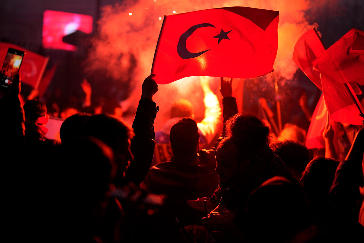 Сторонники Реджепа Тайипа Эрдогана в Стамбуле, 28 мая 2023 года / Фото: Khalil Hamra/AP