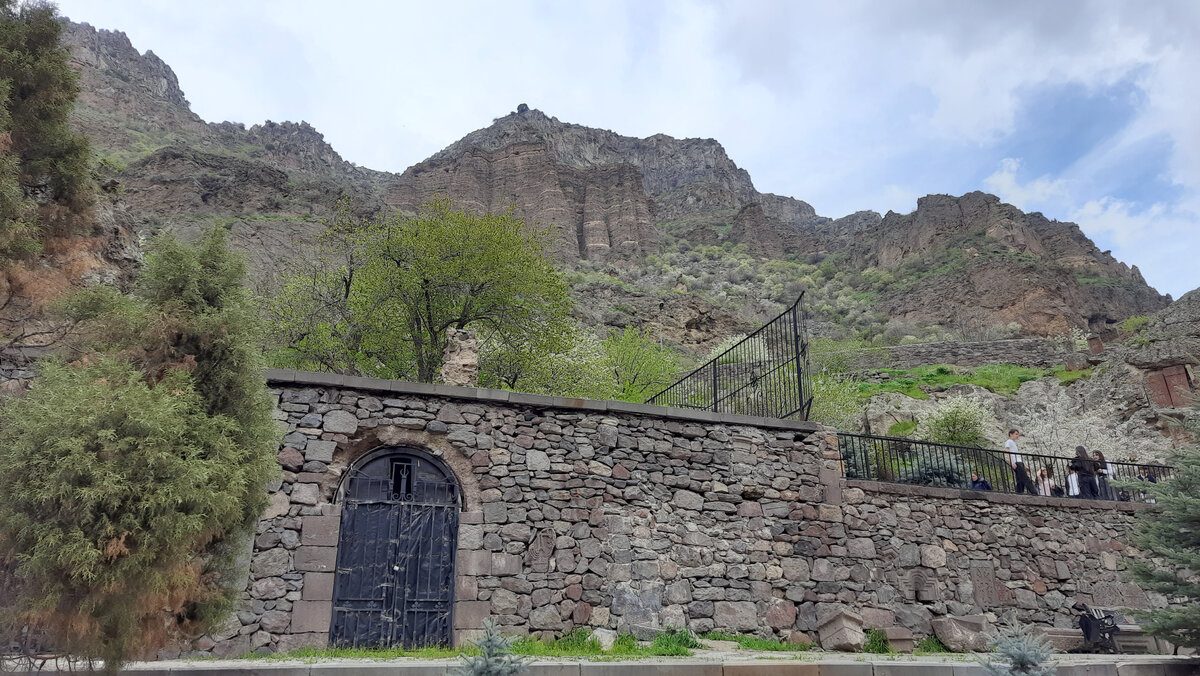 Монастырь находится в ущелье, среди высоких скал