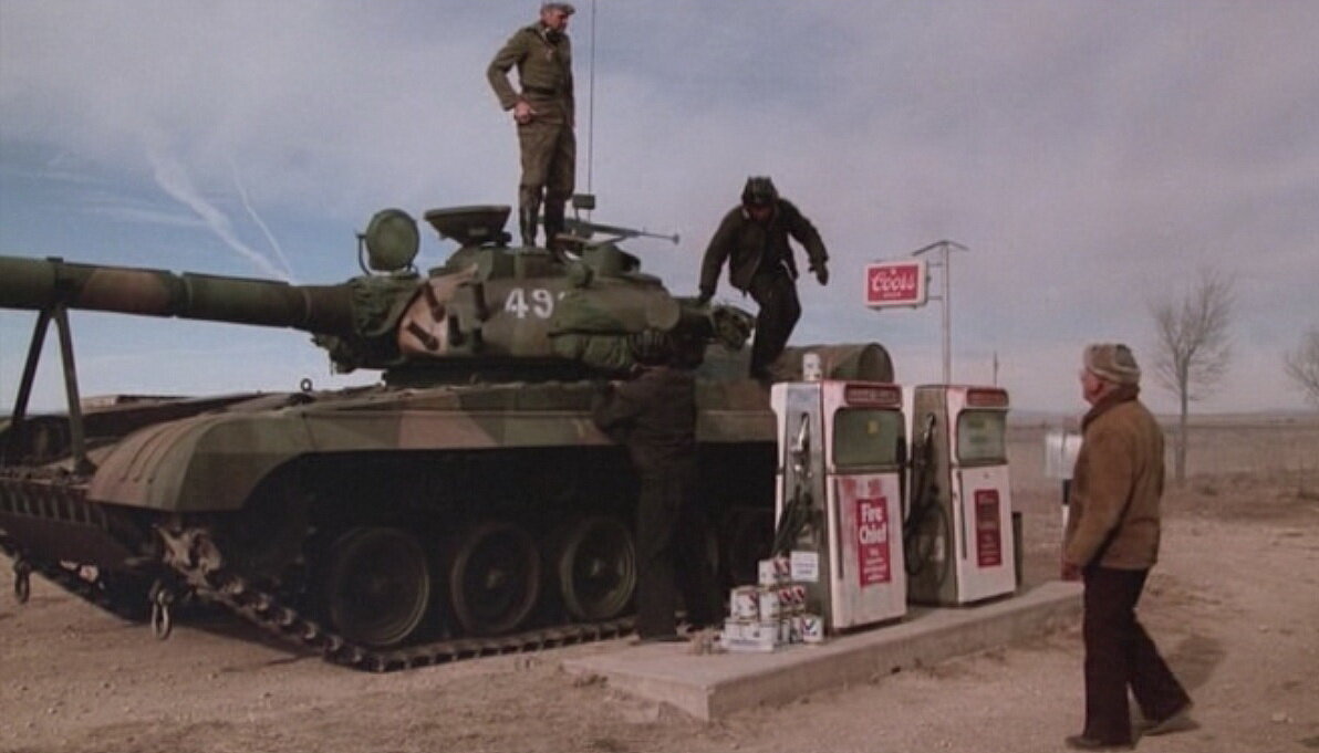 Советский бутафорский танк Т-72. Кадр из фильма