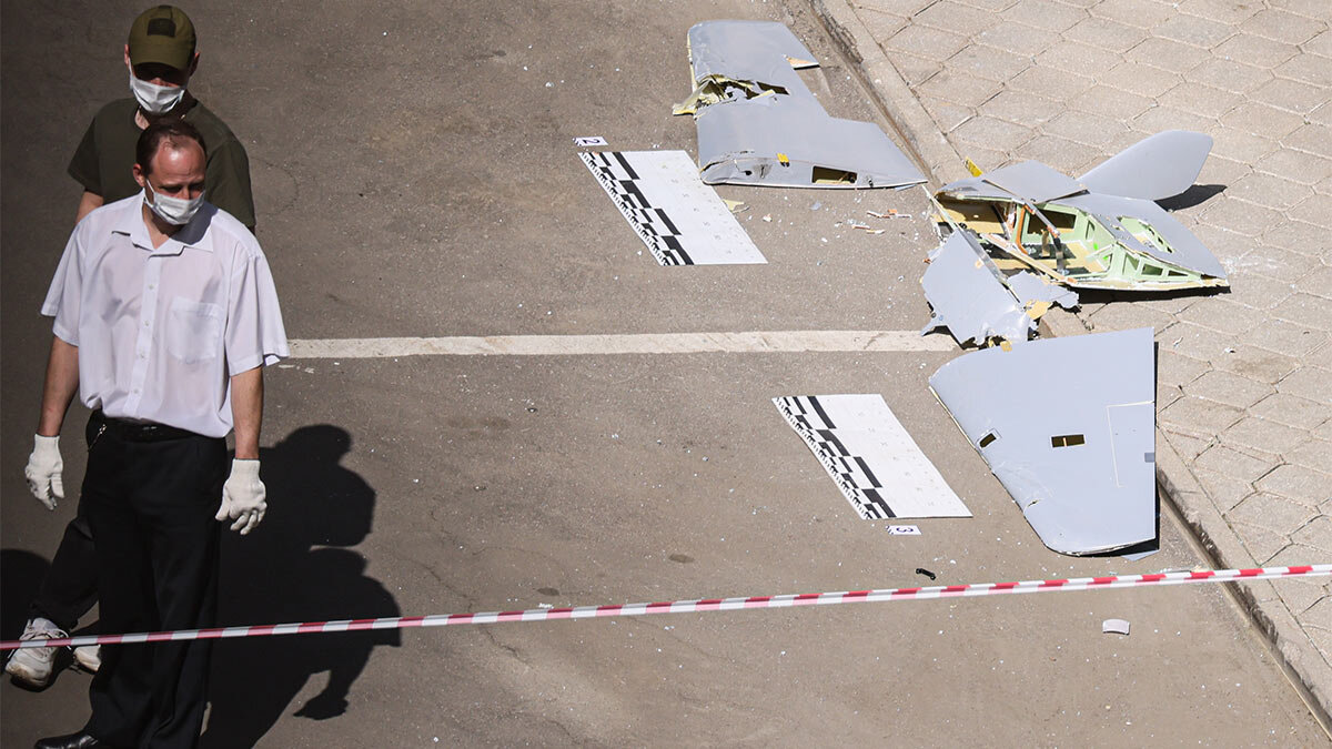     Атака БПЛА на Москву: что известно к этому часу. Фото, видео Даниил Шалонников
© Александр Щербак/ТАССОбломки беспилотника у жилого многоэтажного дома на Ленинском проспекте в Москве