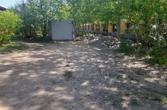    Место демонтированного мужского туалета в парке Дома офицеров в Чите Фото: Дом офицеров Забайкалья