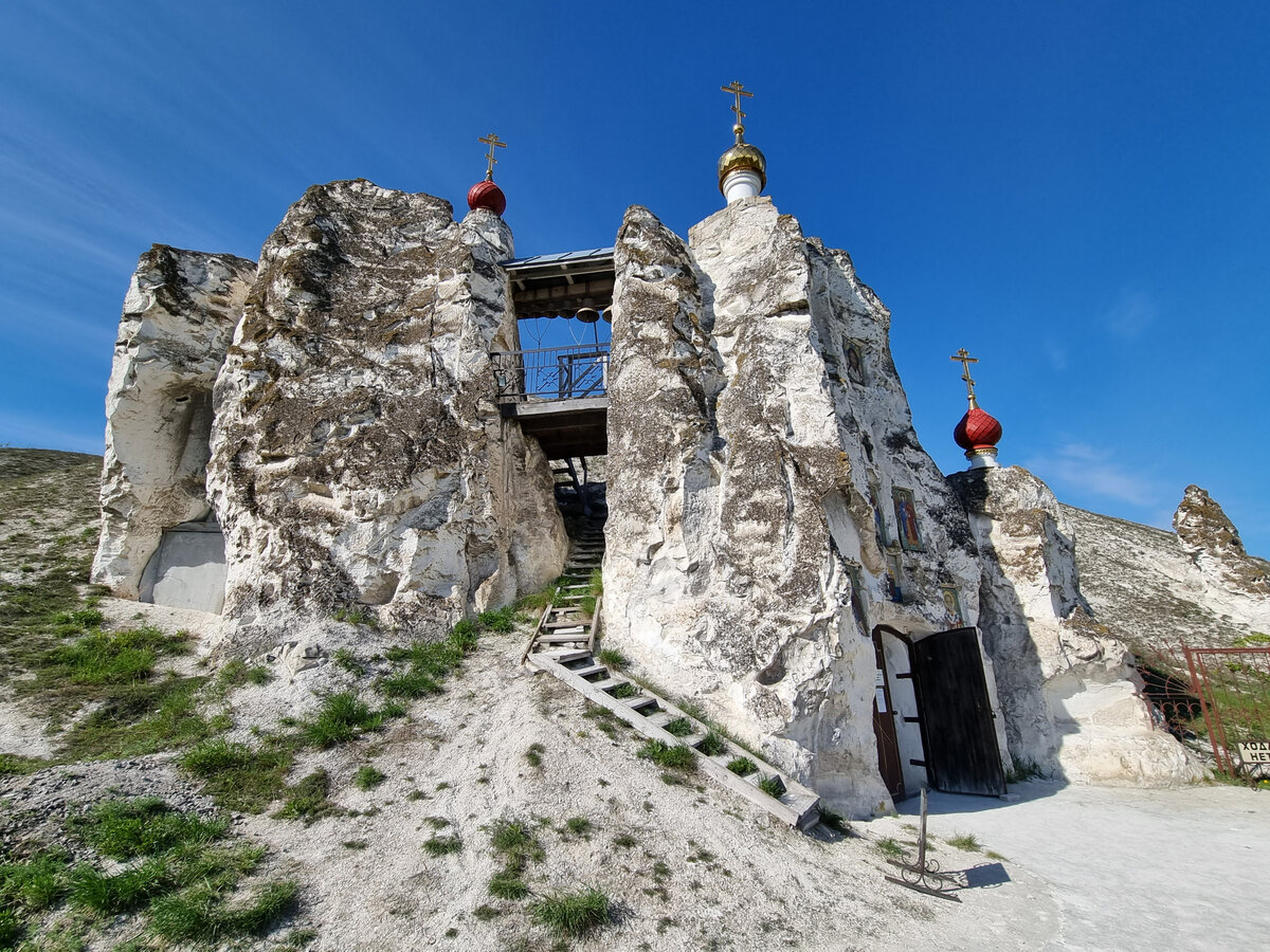 Пещерный Собор Спаса Нерукотворного в Костомаровском женском монастыре.