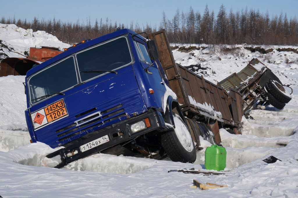 Нижнекамск фура ушла под лед. Бам грузовик. Ледовая переправа нижнекамск соколки. Вездеход провалился под лед. Саратов лед лорд сервис фото.