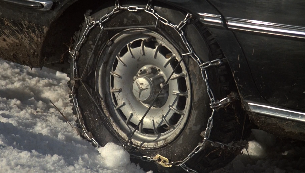 Цепи на колесах "российской" машины в фильме "Рокки 4"