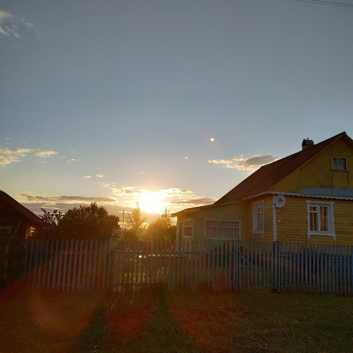 Теперь есть спутниковое ТВ.