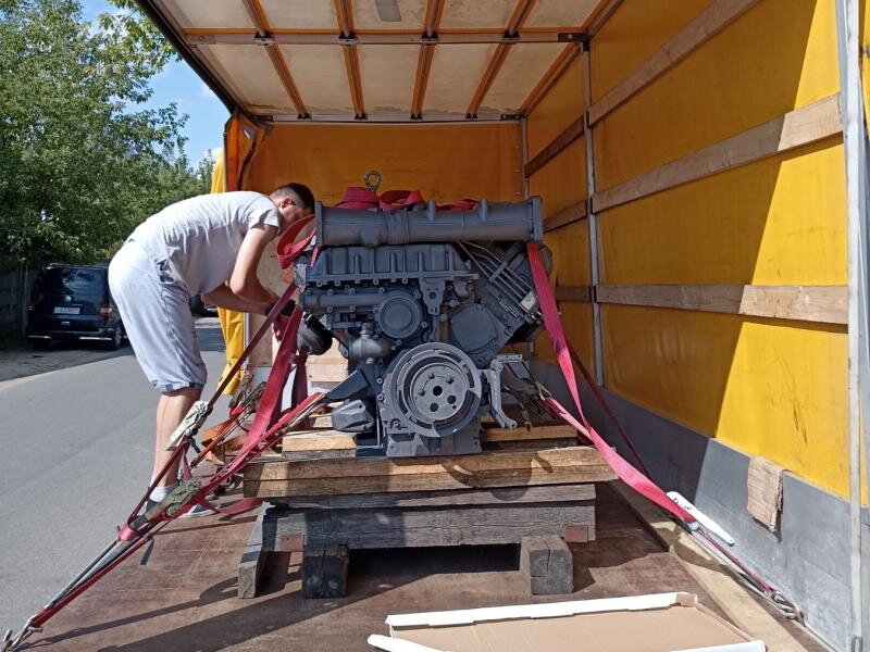 Погрузка мотора Deutz - фото с сайта https://deutz-servise.ru/