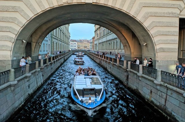    Туристы из каких стран едут в Петербург летом 2023 года?