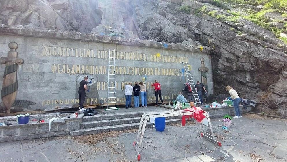 Памятник альпы. Памятник Суворову в Швейцарии осквернили. Сен Готард памятник Суворову. Андерматт Швейцария памятник Суворову. Швейцария памятник Суворову чертов мост.