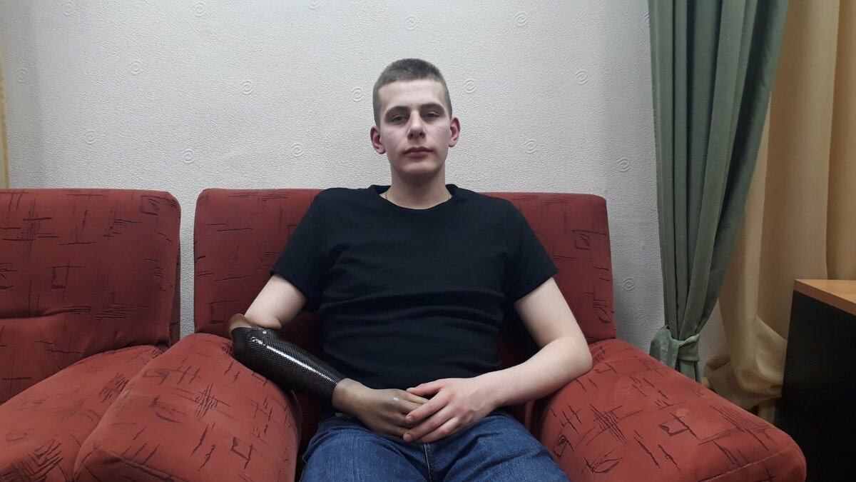 Пока у Семена самый простой протез с работающими тремя пальцами.