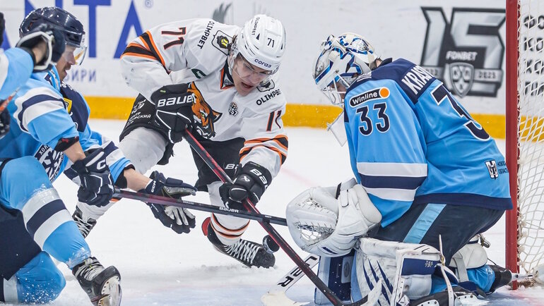    Никита Гребенкин у ворот «Сибири».ХК «Амур»