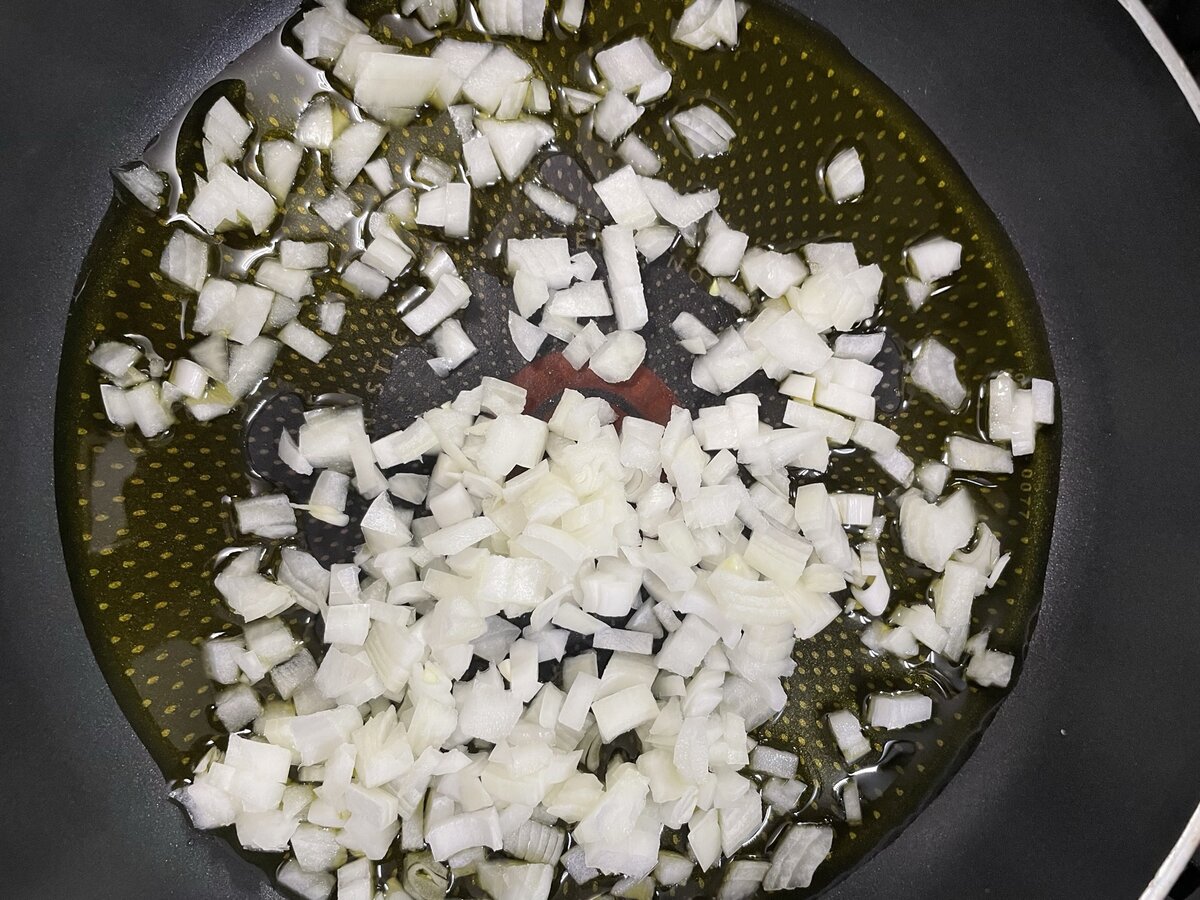 Филе индейки вымыть, нарезать кубиками и добавить к луку