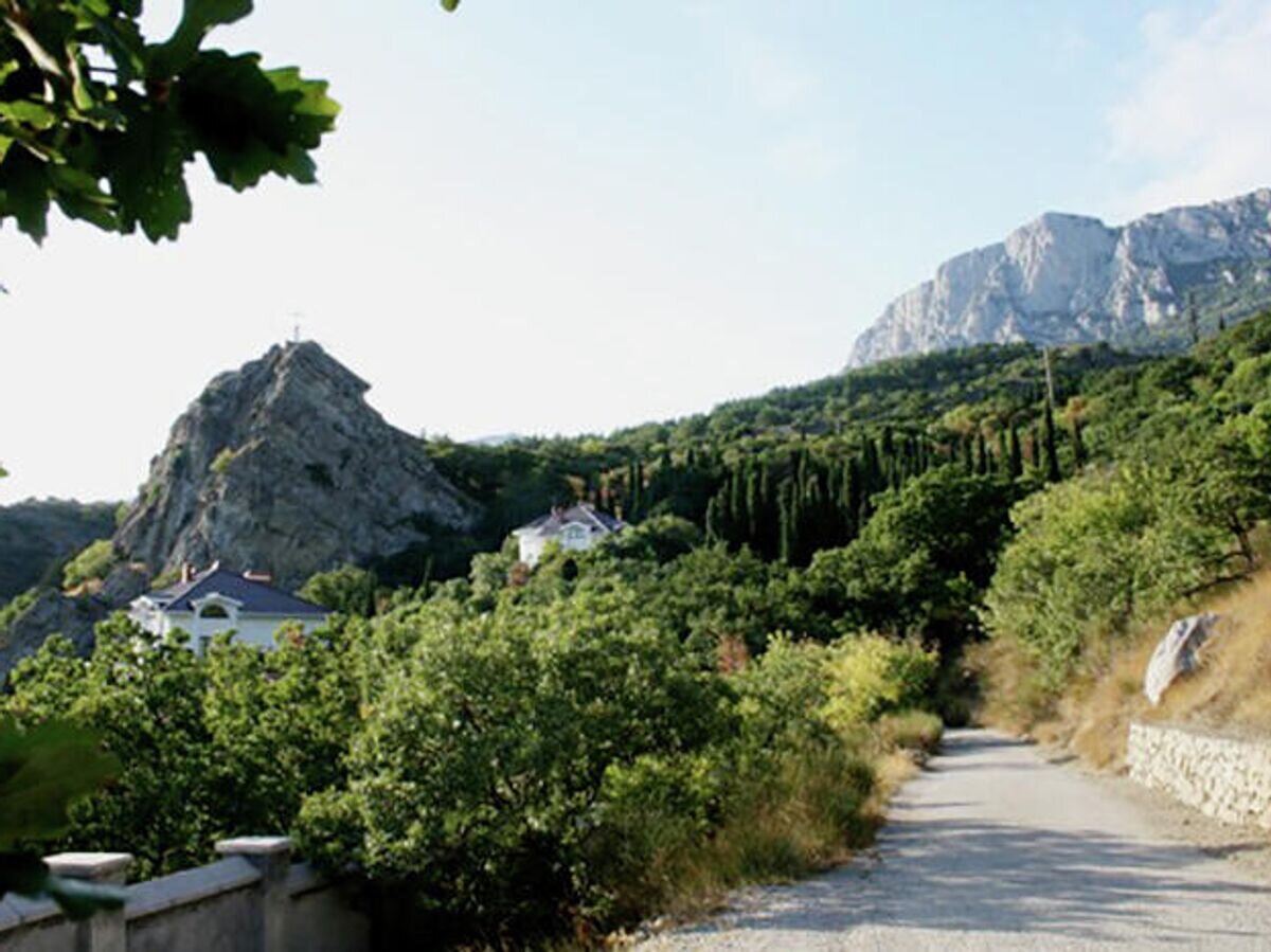    Скала Ифигения и дорога из Нижнего Кастрополя в Верхний Кастрополь, Крым© Public domain/Александр Мадяр