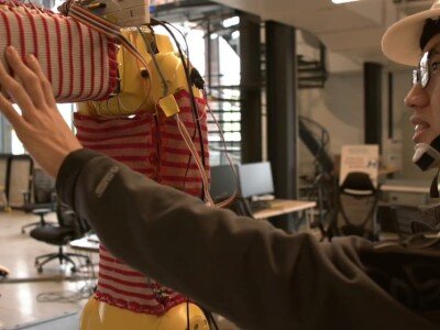    Роботам даровали осязание, связав им свитер [ВИДЕО]