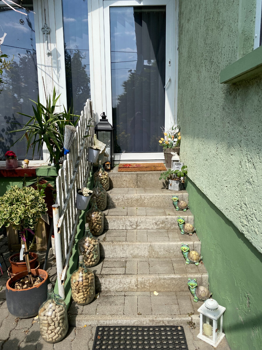 пробок от вина и черепах мало не бывает. Вход в дом :)