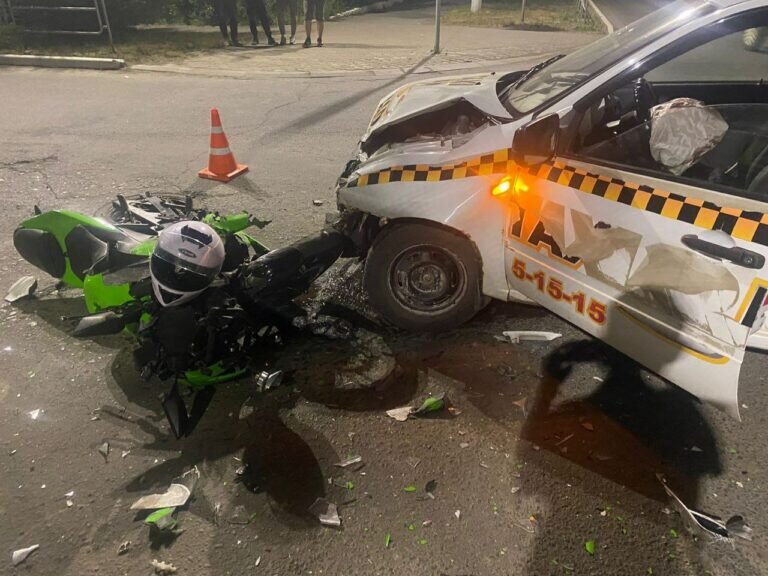    В Гае пострадал 20-летний мотоциклист, врезавшийся на полном ходу в автомобиль «Лада» Андрей Севостьянов