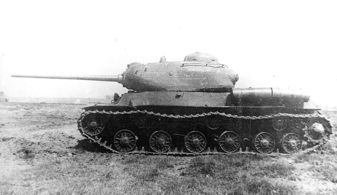 ИС-85 на испытаниях в Кубинке, 1943 год. Источник фото: war-book.ru