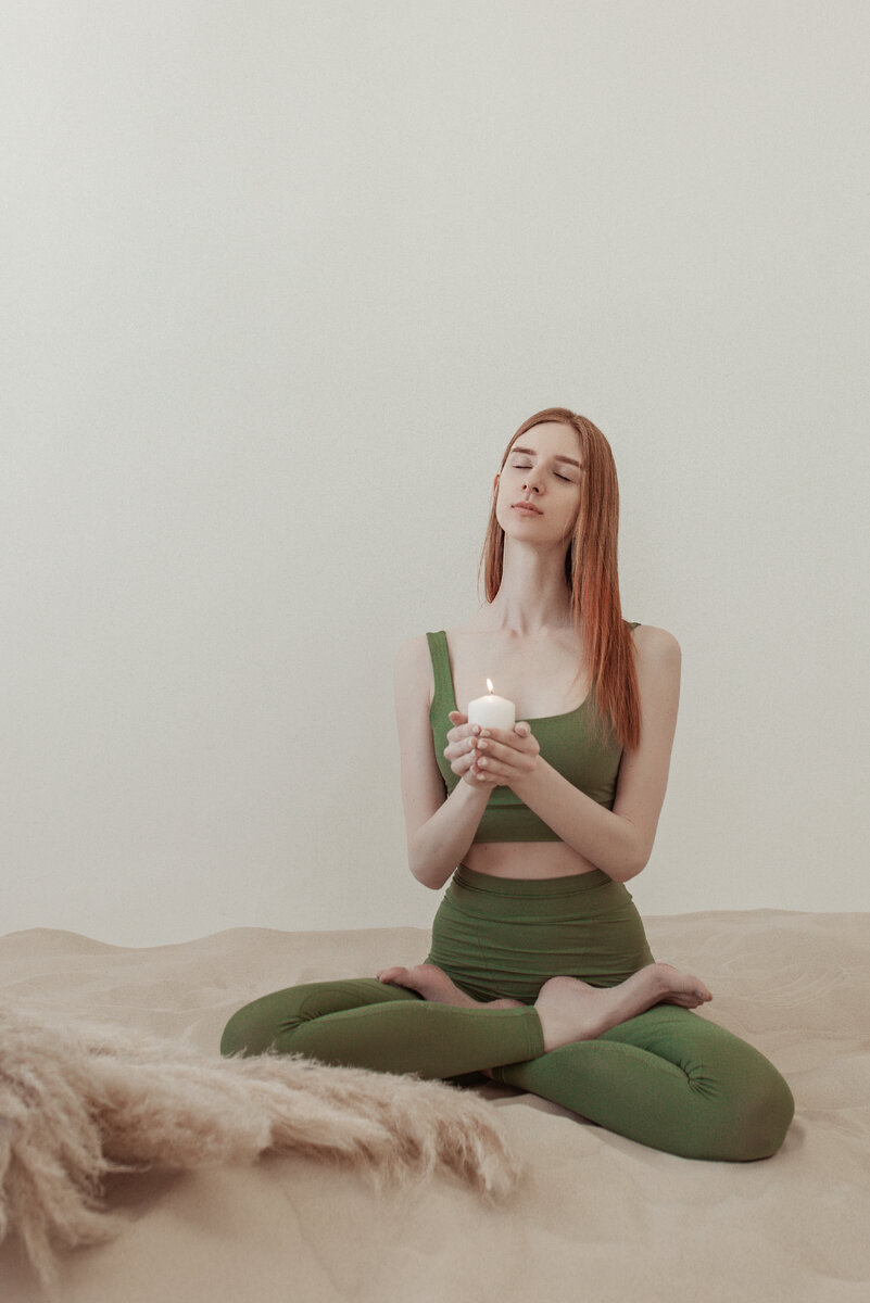 Запас энергии на день, как наполненный кувшин, и мы его расходуем в течение дня на разные сферы: на работу, хобби, домашние дела, родных и тд. 
Когда она уходит и не восполняется, могут быть несколько причин: здоровье физическое, любые занятия не приносящие нужного результата и/или удовольствия (работа/ окружение/ домашние дела). То есть мы расходуем энергию, но обратно ее не получаем.

Что поможет восстановить энергию:
Сначала нужно закрыть все рутинные вопросы по здоровью:
1. Здоровый сон
2. Хорошая еда (бжу+ витамины+ минералы)
3. Норма воды в день (1,5-2л)
4. Физическая активность
Дальше, найти то, что приносит удовольствие и наполняет:
5. Прогулки без телефона
6. Поездки на природу
7. Бани, спа, массаж, расслабляющие домашние ванны (свечи, бомбочки и тд)
8. Отдых с «теплыми» и интересными людьми, который наполняет энергией
9. Чтение книг (литературная классика например, главное не про развитие)
10. Музыка (бодрящая, заряжающая на день или наоборот расслабляющая медитативная 

Ну и конечно же йога 👌