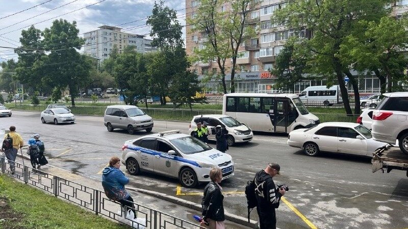     Специалисты продолжат эвакуировать машины, которые паркуются на автобусных остановках во Владивостоке. Нарушителям ПДД предстоит оплатить штраф.