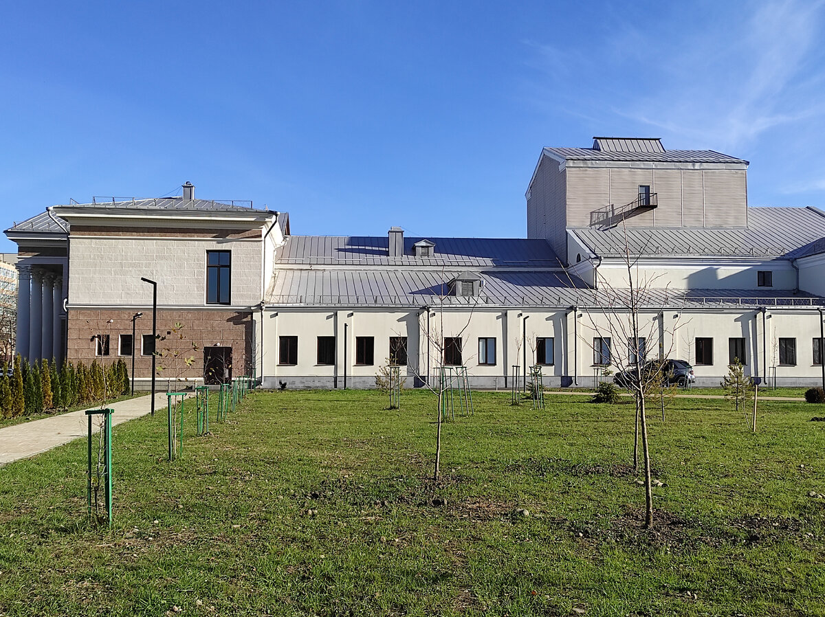 Боковой фасад здания