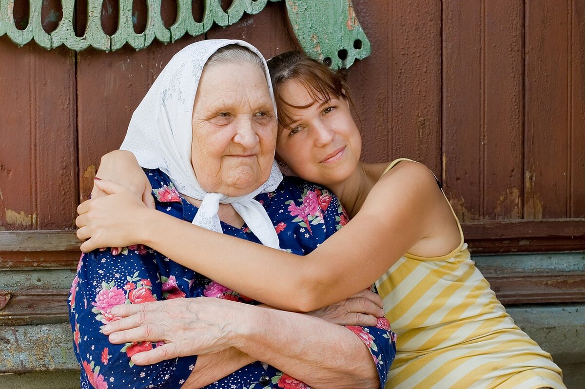 «Бабушка и внучка»; Абдулхак Абдуллаев. Бабушка и внучка. Бабушка и дедушка в деревне. Бабушка с внуками в деревне. Лижет старой матери