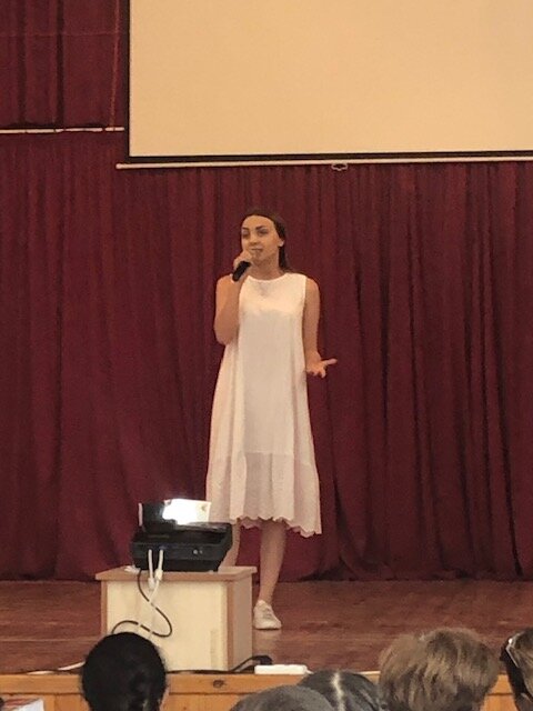 В связи с Международным днём русского языка в Степанакерте состоялся конкурс чтецов. Фоторяд