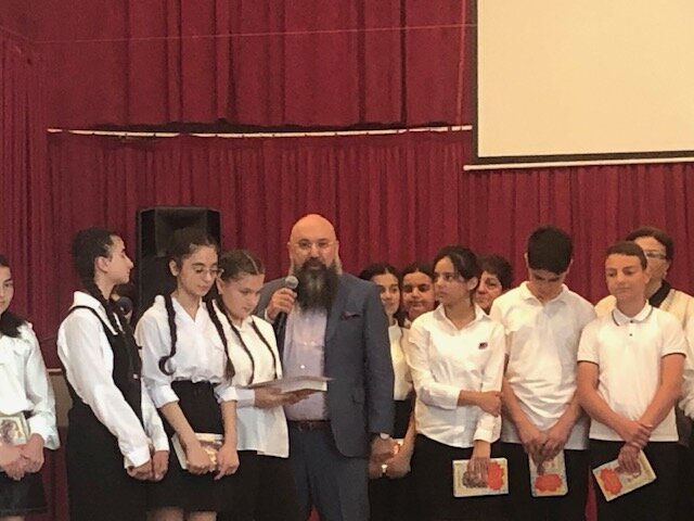 В связи с Международным днём русского языка в Степанакерте состоялся конкурс чтецов. Фоторяд