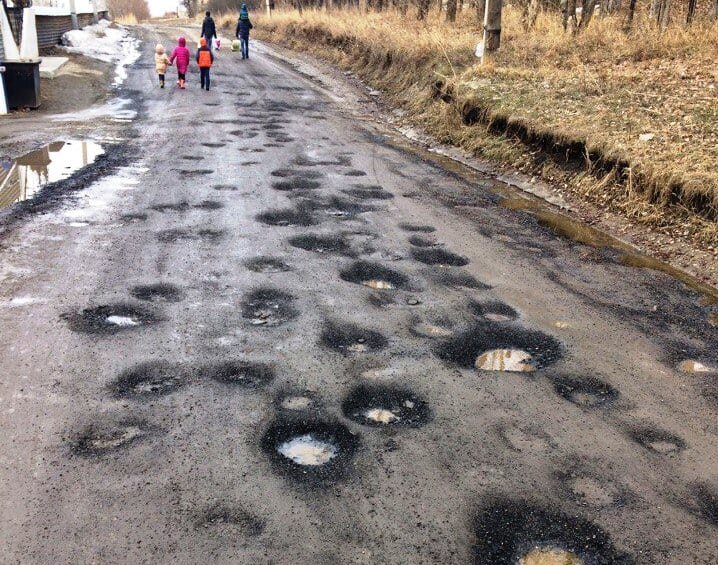 Сильно много. Ямы на дорогах. Много ям на дороге. Колдобины на дорогах. Дороги с ямами.