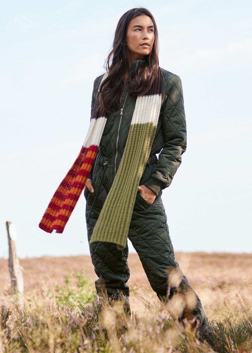 Демисезонная куртка оранжевого цвета, а зимний пуховик - темно-синего? Сочетайте эти цвета в шарфе, тогда комплект будет актуален под любой образ