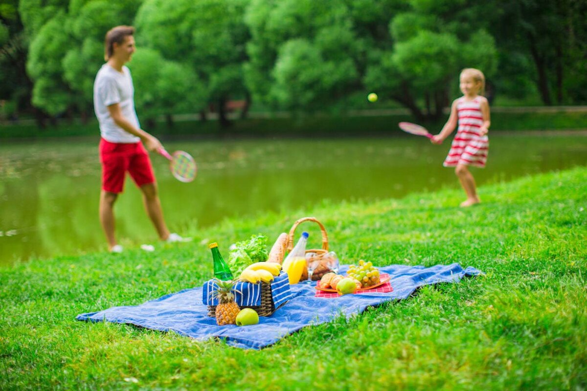 Отдых детей в летнее время. Пикник на природе. Природа летом. Летние развлечения. Пикник с семьей на природе.