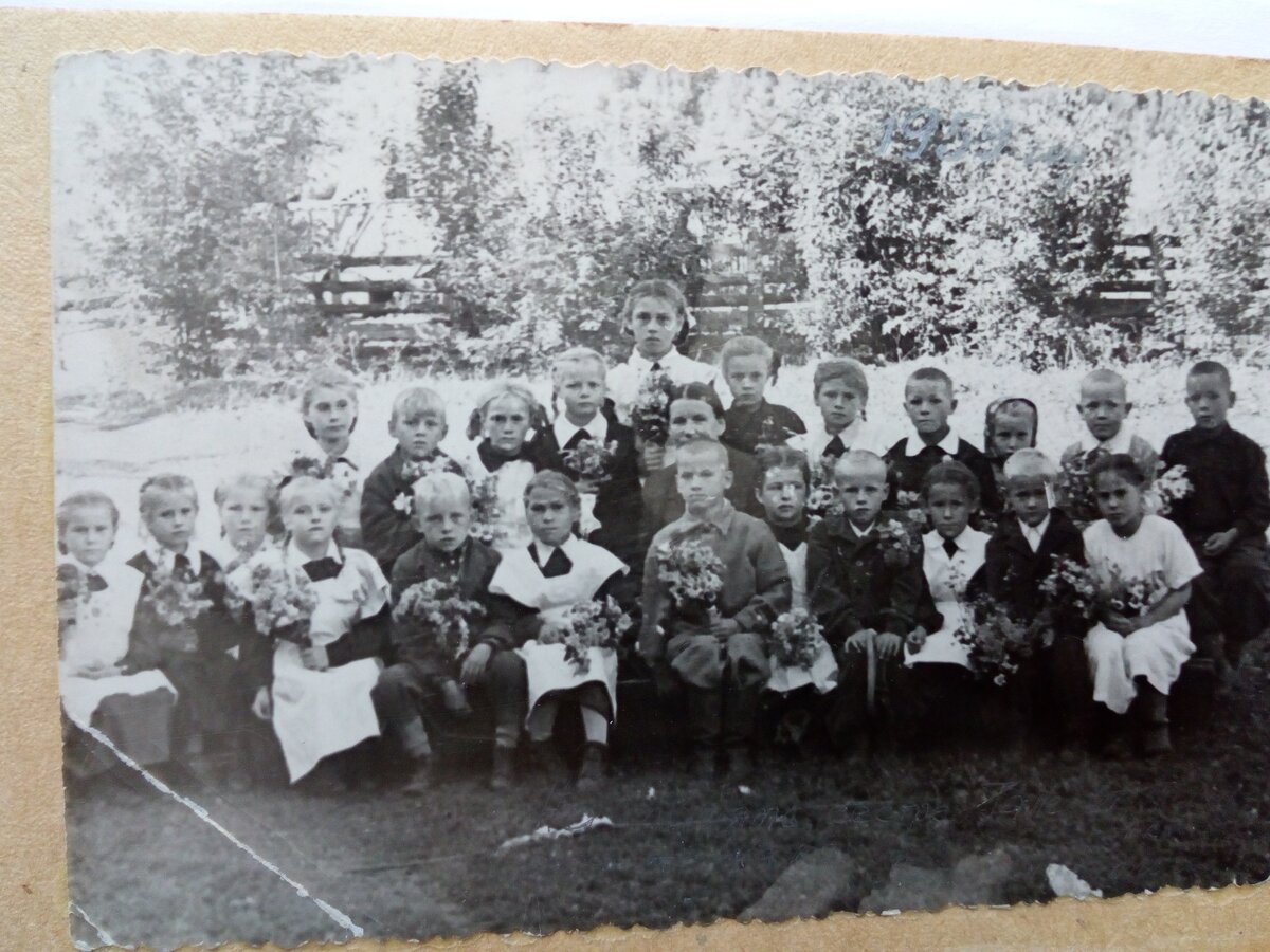 Это наш первый класс Усть-Тулатинской восьмилетней школы 1959г. Я, пятая справа во втором ряду. Мама в центре. Я училась у нее четыре первых года.